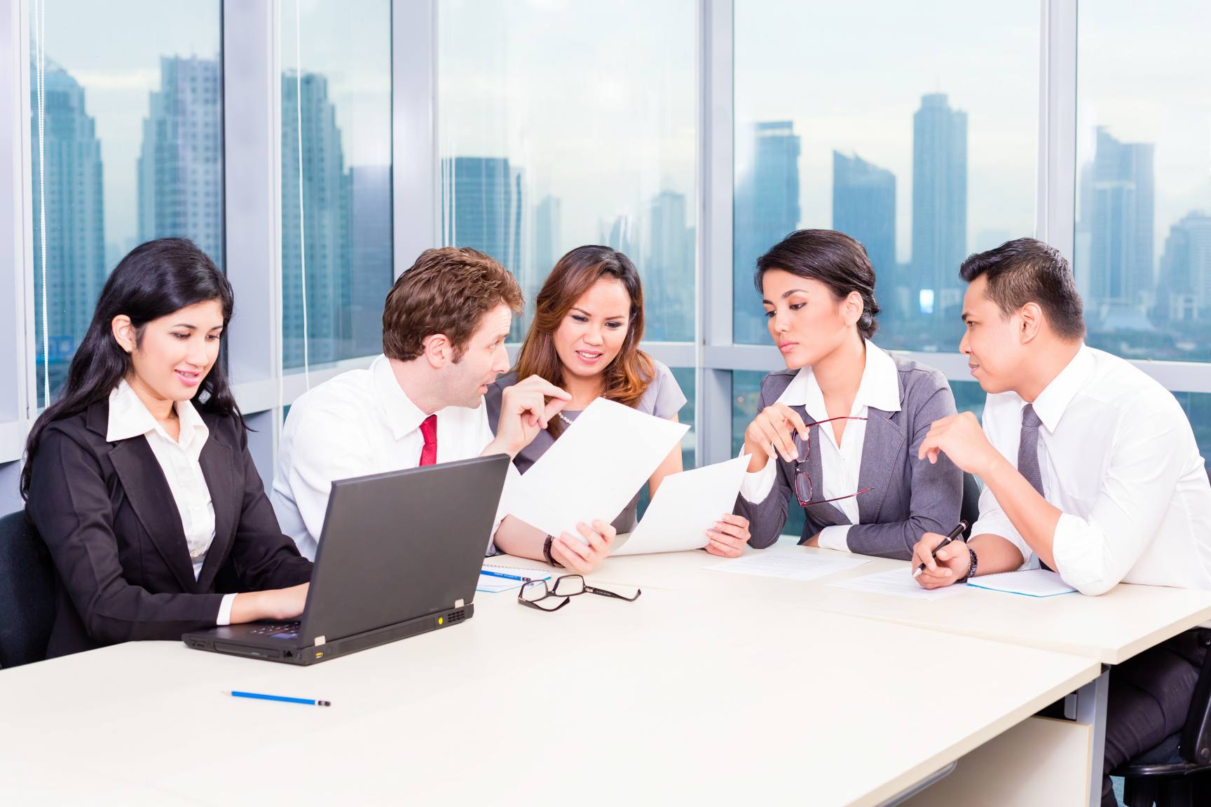 istock_76685893_women_with_men_meeting_sitting_at_table_9-27-16_1728x1152